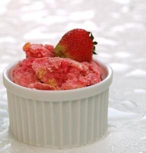 Erdbeersahnetorte-Eis