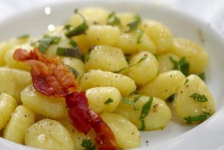 Gnocchi in Salbei-Butter mit Baconstreifen