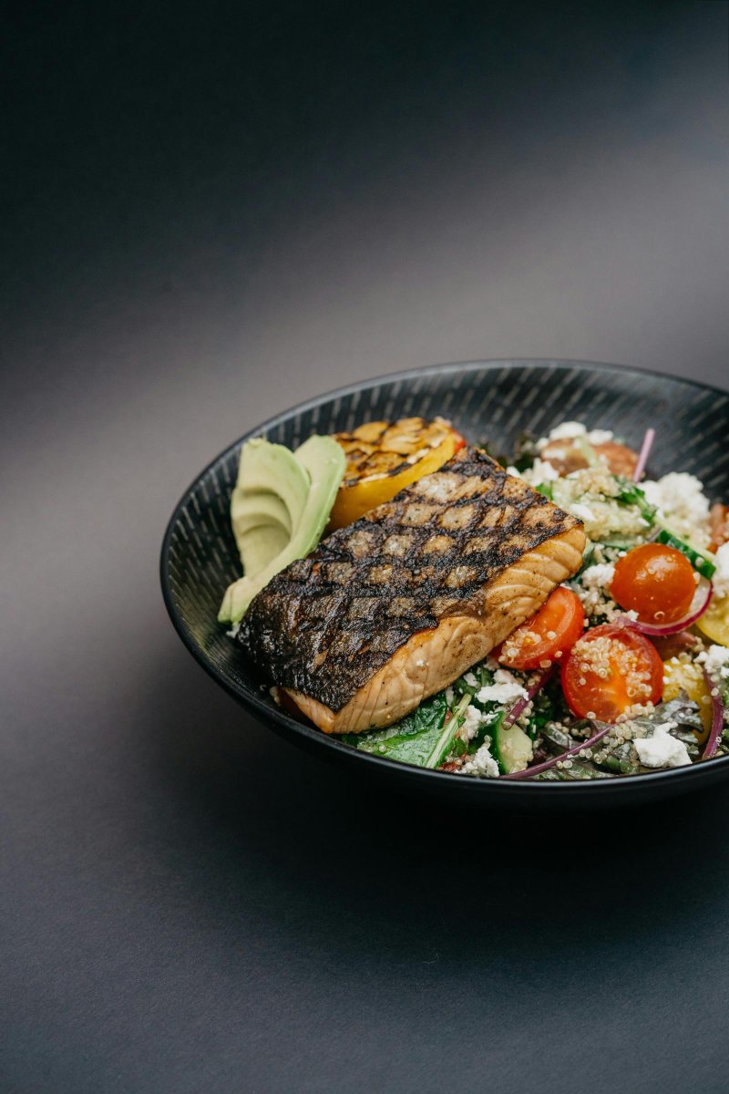 Saumon grillé sur salade de quinoa, feta et avocat