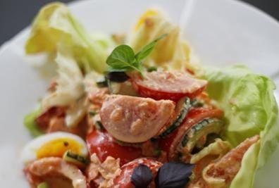Gemischter Salat mit Ei und Chilidressing