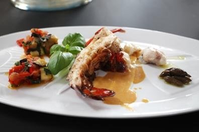 Hummerschwänze und Seeteufel mit Basilikumratatouille