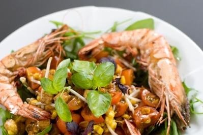 Black Tiger Crevetten auf Tomaten-Mozzarella Salat