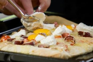 Bergpizza mit dreierlei Käse, Eigelb und Trockenwurst