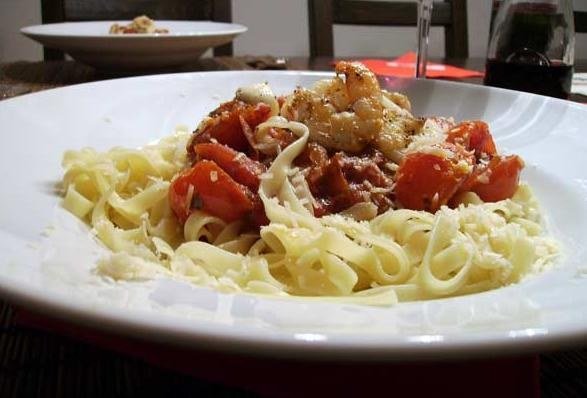 Tagliatelle mit fruchtiger Tomatensauce und Garnelen