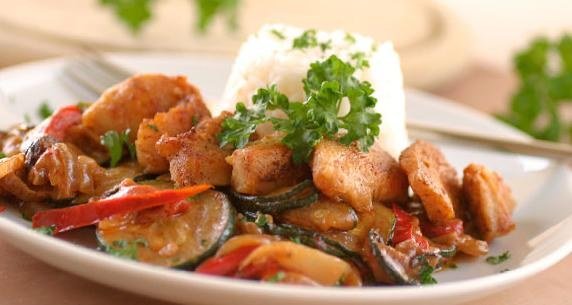 Huhn auf Erdnuss-Ratatouille mit Reis