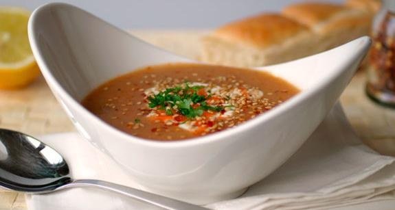 Rote Linsensuppe mit Zitronenjoghurt