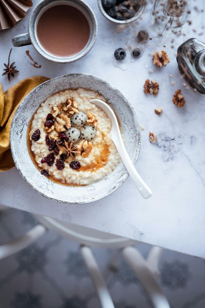Porridge invernale con noci e mirtilli rossi