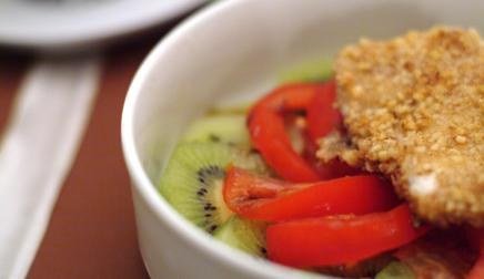 Ziegenkäsewürfel auf Kiwi-Tomaten-Salat