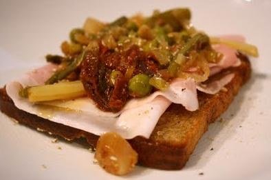 Bruschetta mit Bohnensalat