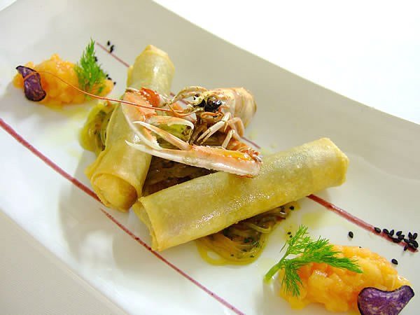 Knusprige Frühlingsrollen mit Kaisergranat-Gemüsefüllung auf scharfen Glasnudeln und Papaya