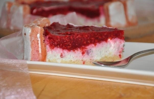 Himbeertorte mit rosa Biskuits aus Reims