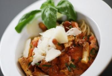 Spaghetti mit Tomaten-Basilikumsauce und Eierschwämmli