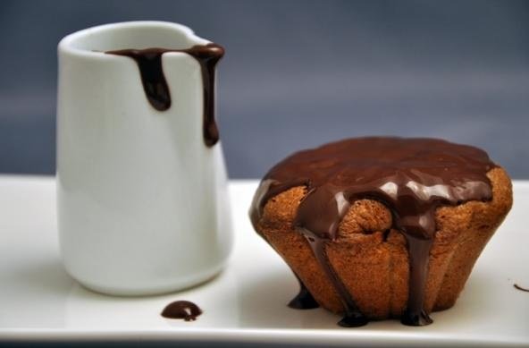 Leichter Walnussküchlein mit Valrhona Schokolade
