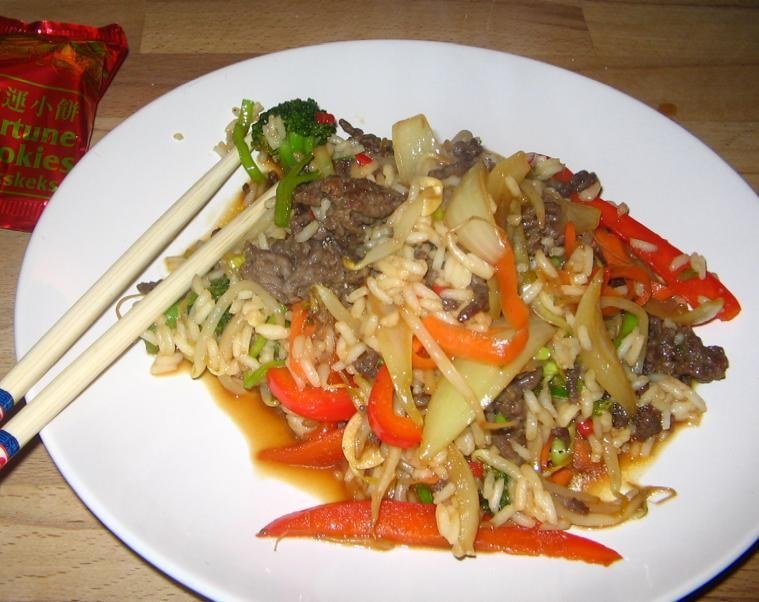 asiatisches Rinderhack mit Reis und Gemüse