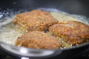 Lammfilets mit Kräuterkruste und Knoblauchbrot