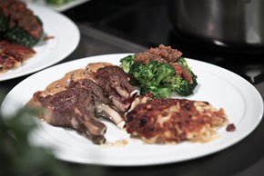 Lammkotelettes mit Senfsauce und Broccoli