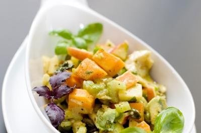 Salat mit Süsskartoffeln, Avocados und Apfel