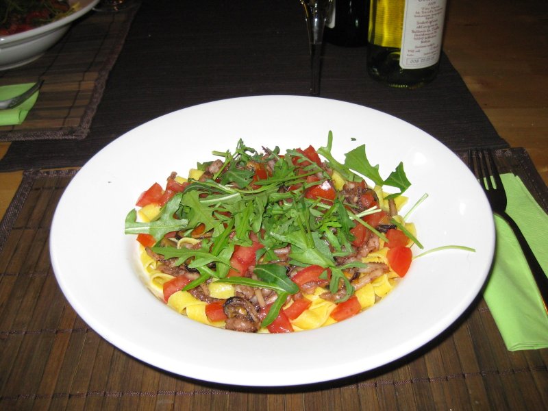 Frutti di Mare mit Fettuccine, frischen Tomaten und Ruccola