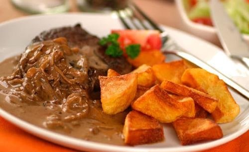Steak mit Zwiebel-Whiskey-Rahm-Sauce