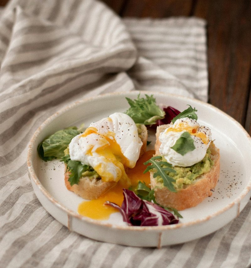 Avocado-Baguette mit pochiertem Ei