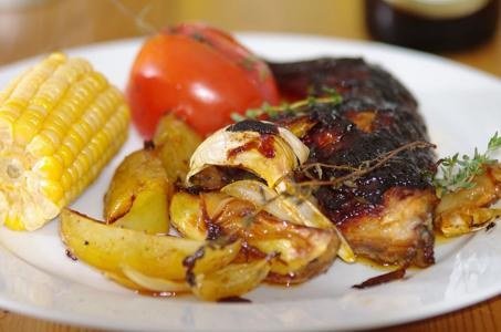 BBQ-Hähnchenbeine mit Kräuterwedges