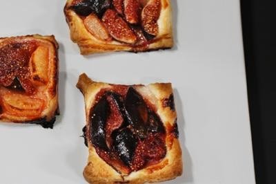 Feigen-Passionsfrucht-Blätterteigkissen mit Vanille-Erdbeeren und Doppelrahm
