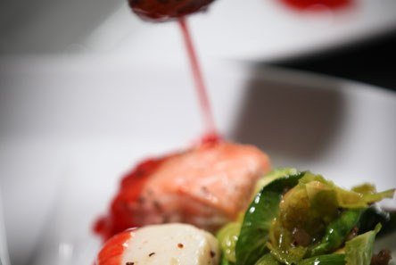 Lachs und Jakobsmuscheln mit Rosenkohl und Blutorangenfonds