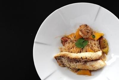 Jakobsmuscheln und Rotbarsch mit Glasnudelsalat