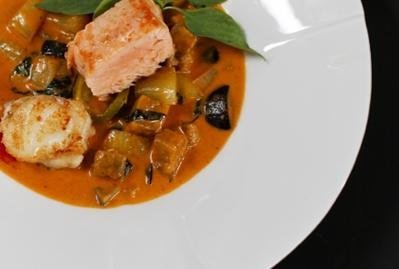 Lachs und Seeteufel ab Aubergine-Thai-Curry