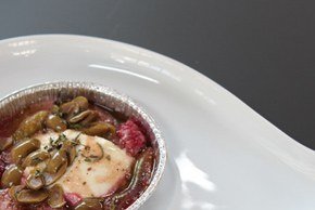 Ziegenfrischkäse mit Feigen und Himbeeren überbacken