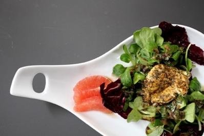 Nüsslisalat mit überbackenem Ziegenkäse und Pink Grapefruit an Ingwerdressing