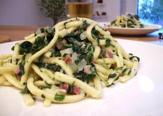 Spätzle mit Spinat und Speck