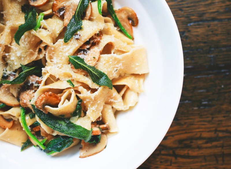 Pappardelle mit Champignons, Salbei und Spinat