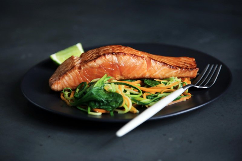 Salmón a la plancha con fideos de verduras