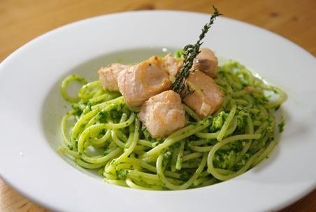 Spaghetti mit Petersilienpesto und Wildlachs