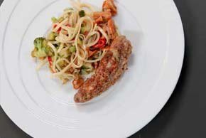 Lammfilets im Pesto-Senf Kräutermantel und Malaysische Nudeln