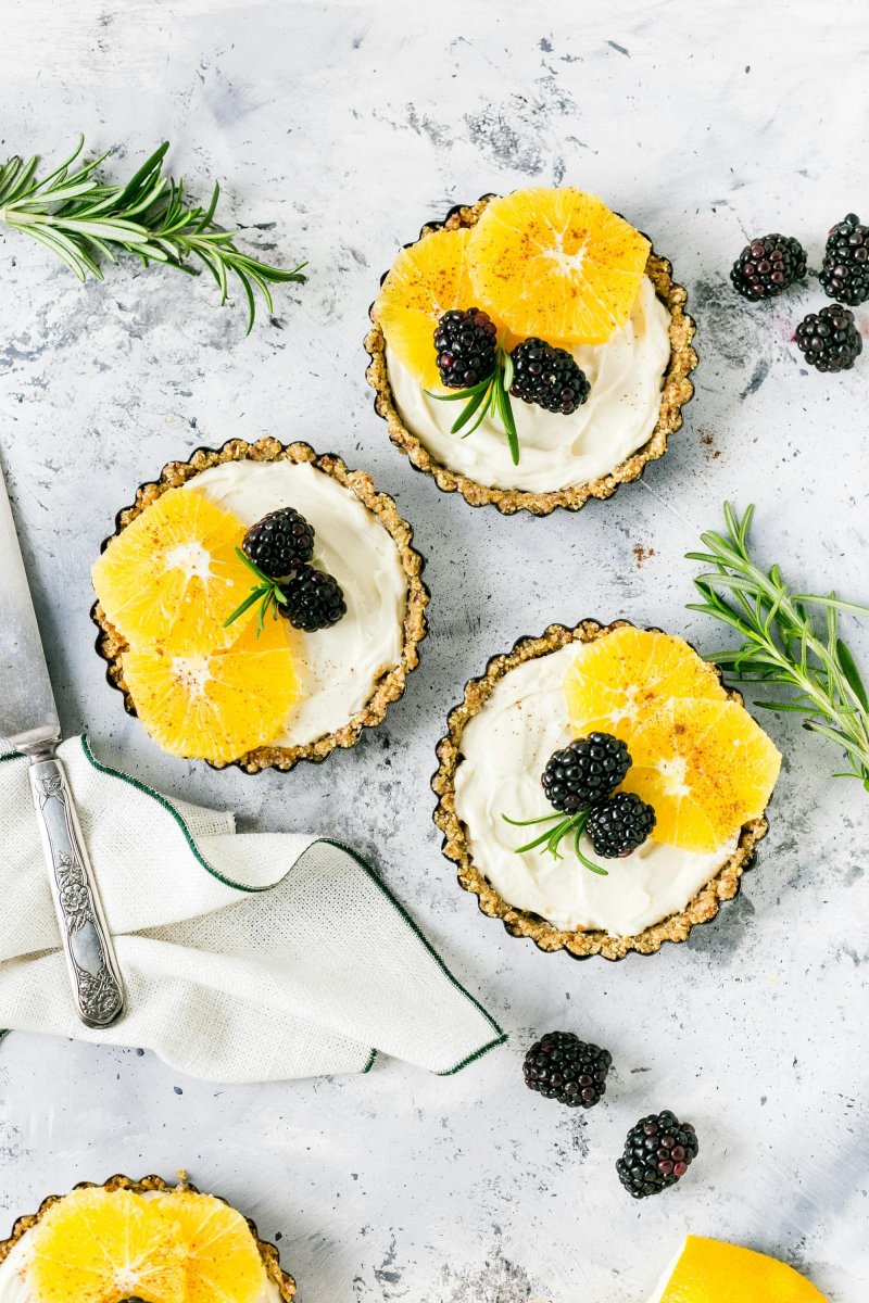 Mini-Tartes mit Orangen und Brombeeren