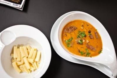 Rotes Rindshuft-Thaicurry mit Viereckpasta