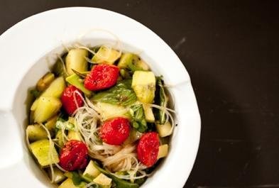 Exotischer Avocado-Glasnudelsalat