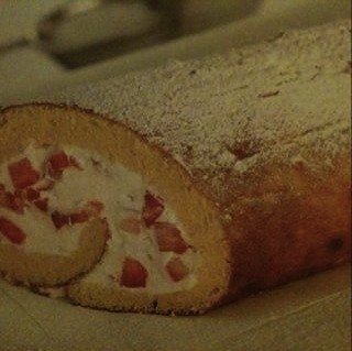 Biskuitroulade mit Erdbeerrahm