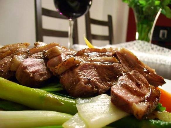Rosa gebratene Entenbrust mit Honig-Balsamico-Lasur