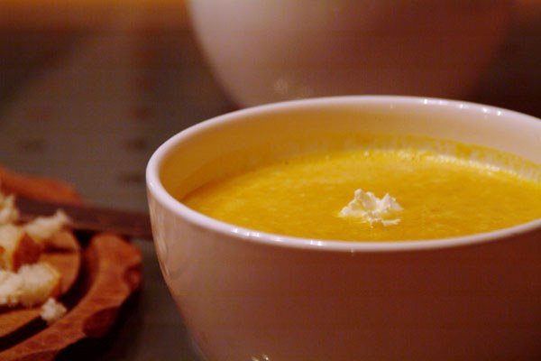 Kürbissuppe mit karamellisierten Kürbiswürfeln