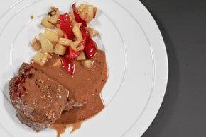Hohrückensteak mit Ofenkartoffeln und Pfeffersauce