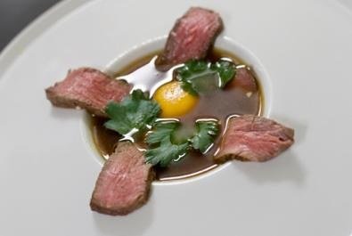 Bouillon mit Rindsfiletstreifen