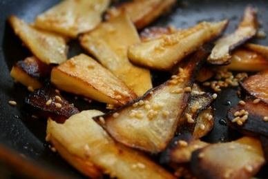 Pastinaken-Sesam Chips