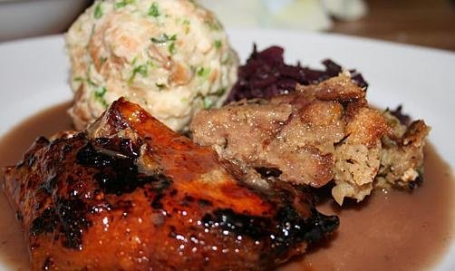 Perlhuhn mit Rotkohl und Semmelknödel