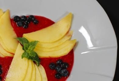 Himbeercoulis mit Mango und Heidelbeeren