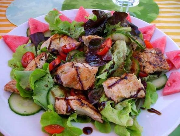 Sommersalat mit Putenmedaillons